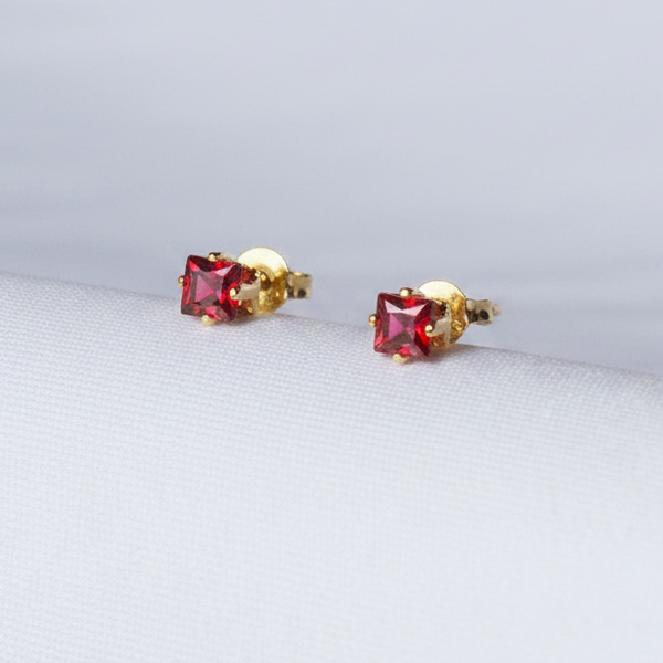 Aretes Topo Diamante Rojo puesta -- joyeria fina Leyfina Colombia