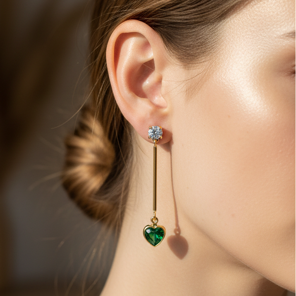 Aretes Corazón de Esmeralda puesta -- joyeria fina Leyfina Colombia
