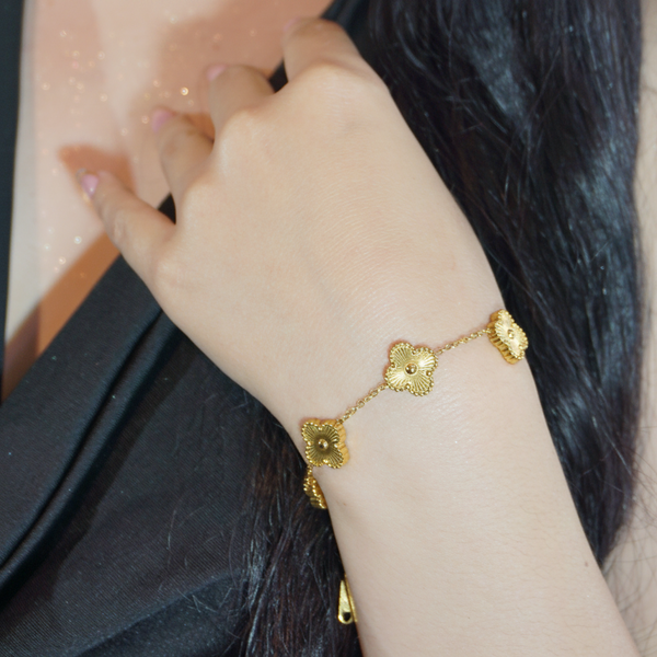 Pulsera Trébol Dorada puesta -- joyeria fina Leyfina Colombia