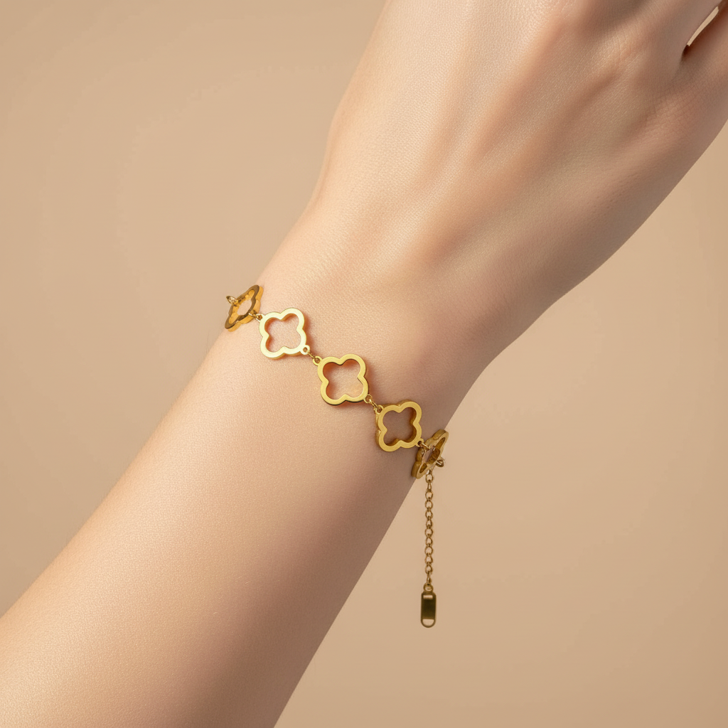 Pulsera VC Trébol puesta en la muñeca, cuidado de joyas por tipo - LeyFina