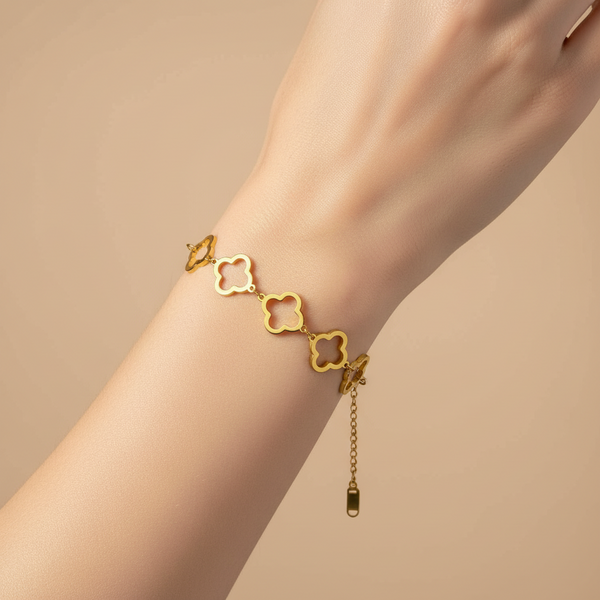 Pulsera VC Trébol puesta en la muñeca, cuidado de joyas por tipo - LeyFina