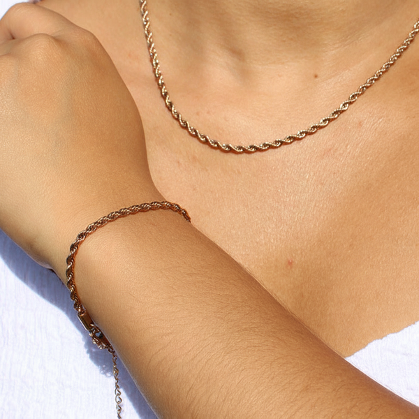 Pulsera Lazo Rosa puesta, regalo de despedida de soltera - LeyFina
