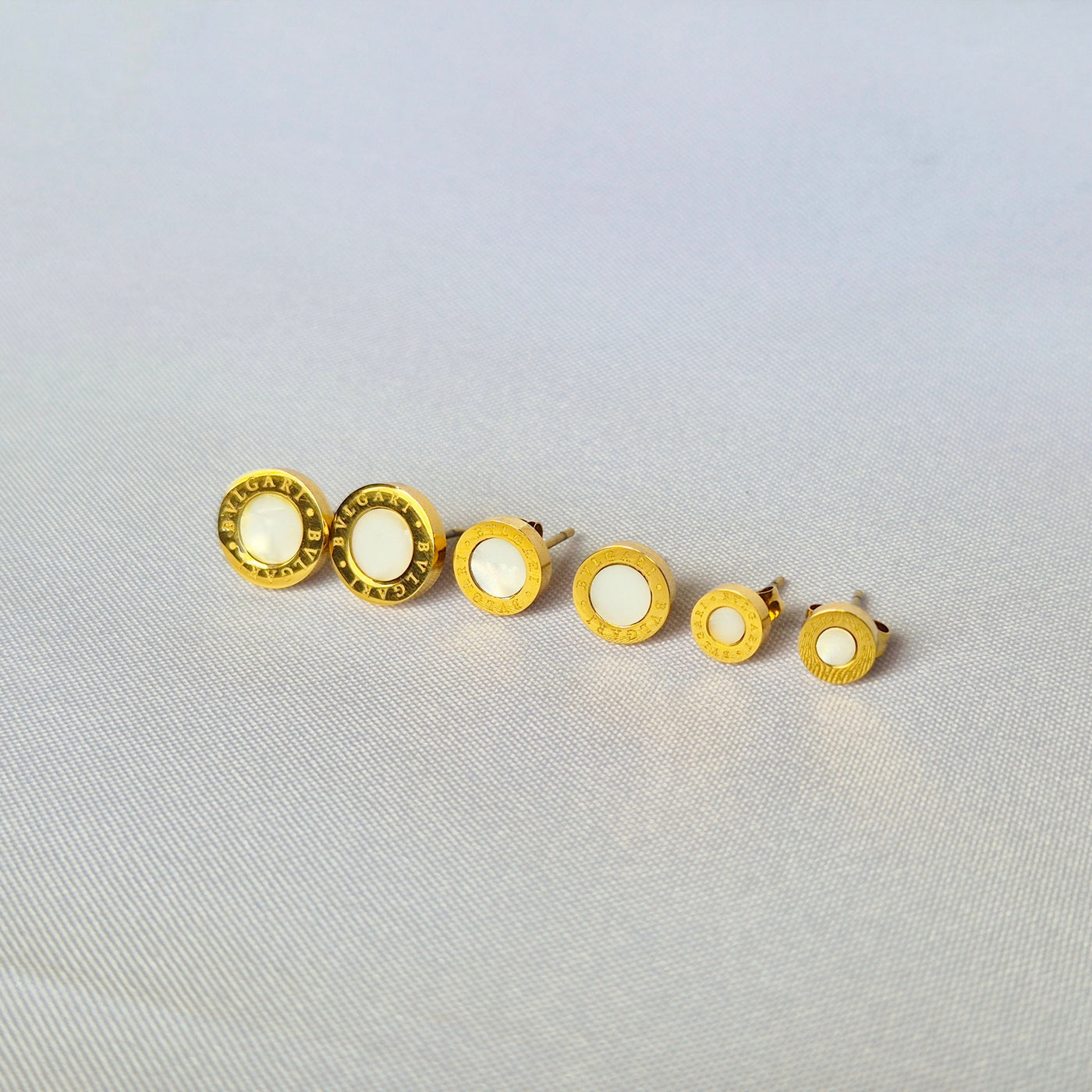 Aretes Bulgari en oro laminado 18K - LeyFina
