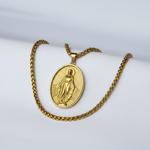 Cadena con Dije Virgen Guadalupe detalle de cerca -- Leyfina Colombia