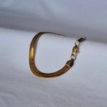 Pulso Egipcio detalle de cerca -- joyeria Leyfina