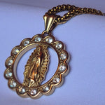 Dije Virgen Piedras detalle de cerca -- joyeria fina Leyfina