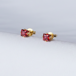 Aretes Topo Diamante Rojo puesta -- joyeria fina Leyfina Colombia