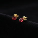 Aretes Topo Diamante Rojo detalle de cerca -- joyeria Leyfina