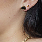 Aretes oro laminado puesta detalle -- Leyfina joyeria fina