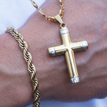Dije Cruz Plata joyeria en oro, oro laminado Leyfina -- accesorio elegante coleccion Leyfina