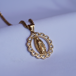 Dije Virgen Piedras, dije dorado en oro laminado 18K para tu cadena - LeyFina