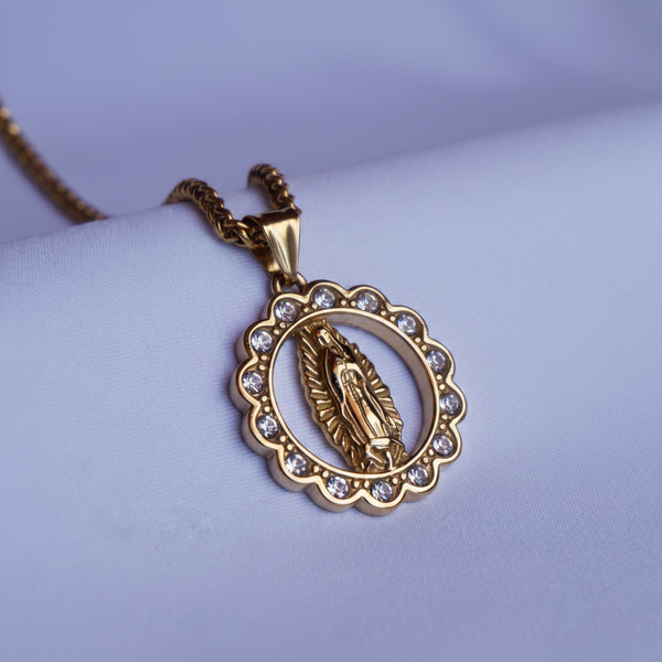 Dije Virgen Piedras, dije dorado en oro laminado 18K para tu cadena - LeyFina