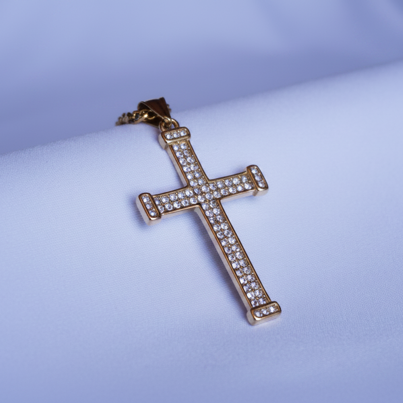 Dije Cruz Piedras, dije dorado en oro laminado 18K para tu cadena - LeyFina