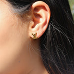 Aretes L Fina oro laminado 18k vista de cerca -- joyeria fina Leyfina