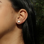 Aretes Trébol oro laminado detalle de cerca -- Leyfina Colombia