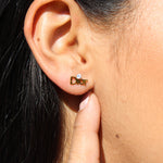 Aretes oro laminado 18k para mujer -- vista de cerca Leyfina