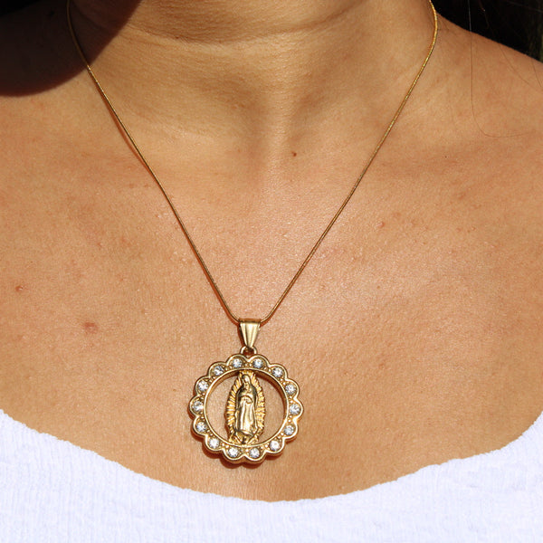 Dije Virgen Piedras joyeria en oro, oro laminado Leyfina -- accesorio elegante coleccion Leyfina