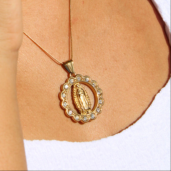 Dije Virgen Piedras joyeria en oro, oro laminado Leyfina -- accesorio elegante coleccion Leyfina