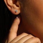 Aretes dorados puesta -- joyeria fina Leyfina