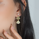 Aretes abanico dorado — joyería dorada vista 2 original | Leyfina