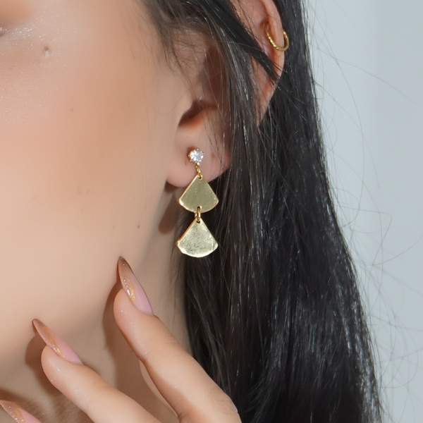 Aretes abanico dorado — joyería dorada vista 2 original | Leyfina