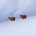 Aretes Topo Diamante Rojo, aretes dorados para mujer en oro laminado 18K - LeyFina Colombia