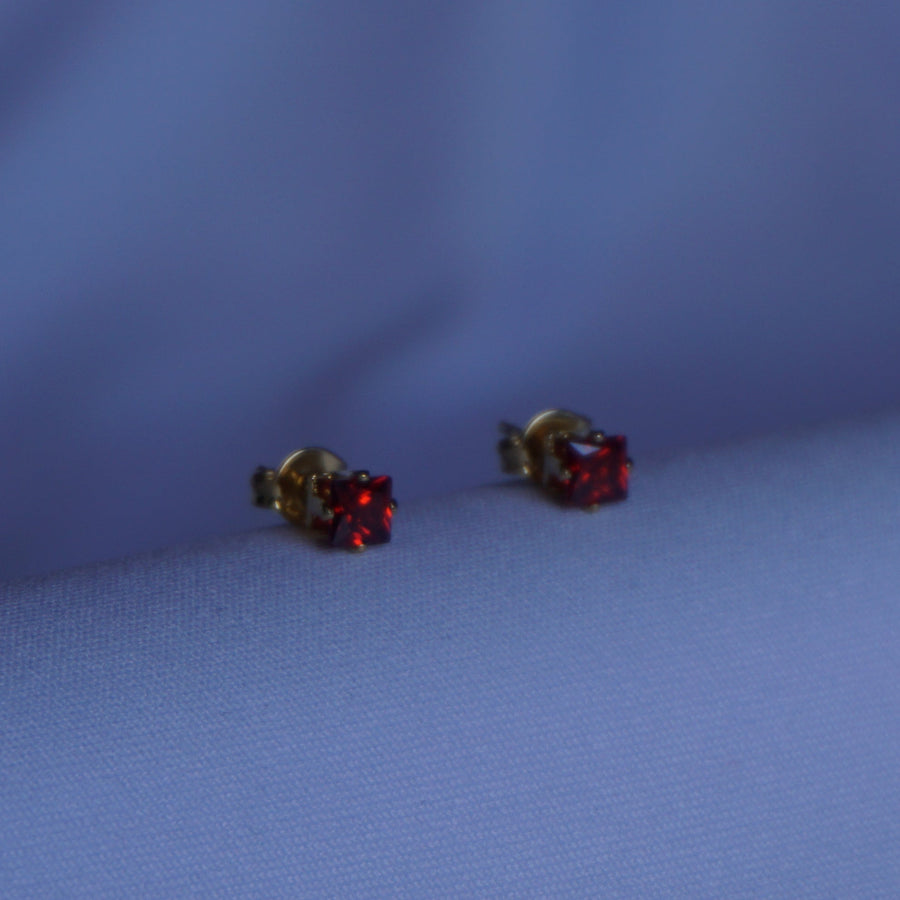 Aretes topo cuadrado rojo — joyería dorada topo cuadrado rojo mejorada | Leyfina