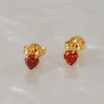 Aretes topo corazón rojo en oro laminado 18K, antialérgicos para mujer - joyería fina LeyFina Colombia