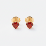 Par de aretes topo corazón rojo dorados, oro laminado 18K - LeyFina Colombia