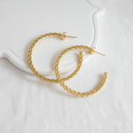 Semi Candongas Entrelazadas, aretes dorados para mujer en oro laminado 18K - LeyFina Colombia