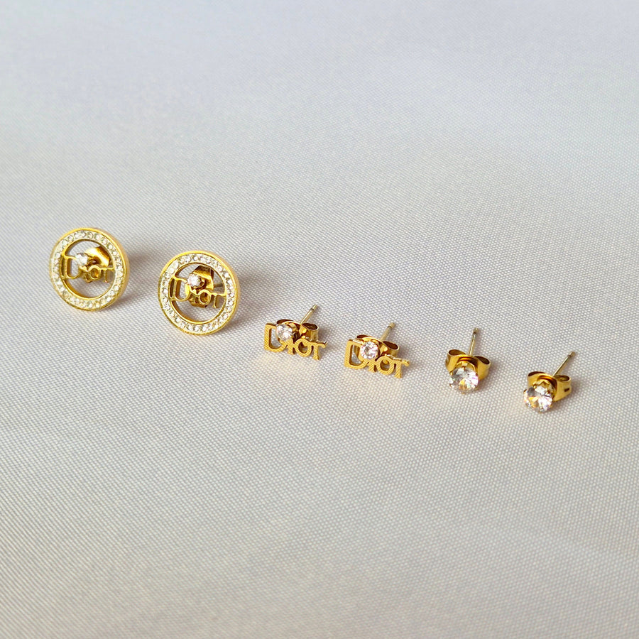 Aretes D, aretes dorados para mujer en oro laminado 18K - LeyFina Colombia
